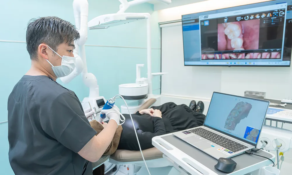 口腔内カメラによる治療説明の様子