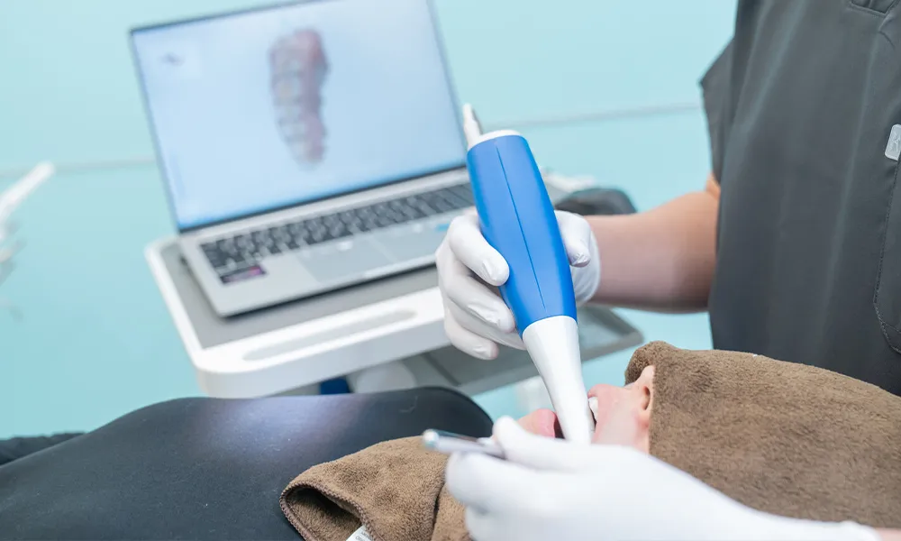 モニターでお口の状態を確認